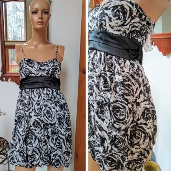 Geri C Dresses & Skirts - 😉SALE😉Geri C New York. NWT Size Medium.  I ❤️ Bundles. CLOSING CLOSET